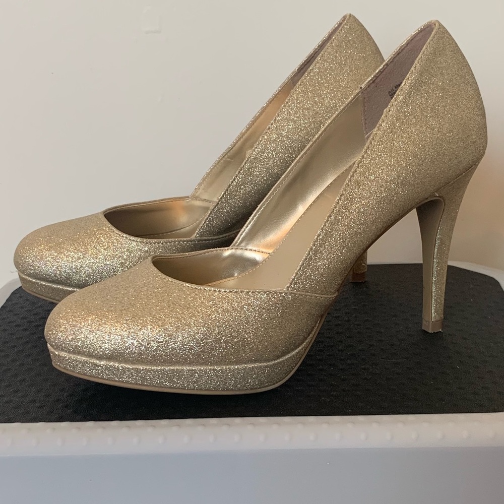Sparkly gold heels!
